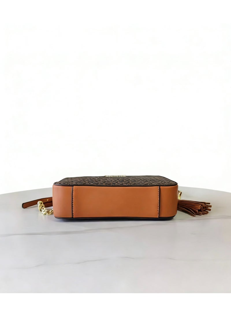 مايكل حقيبة كاميرا كروس بودي من مايكل كورس للنساء - طباعة شعار متوسط على قماش القنب - Image 4